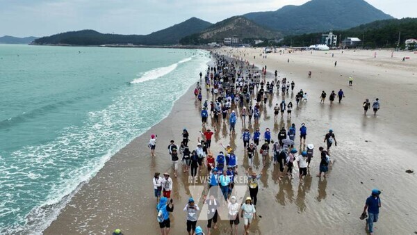 사진은 지난 7월 신지 명사십리에서 개최된 _해양치유 완도 전국 맨발 걷기 축제_