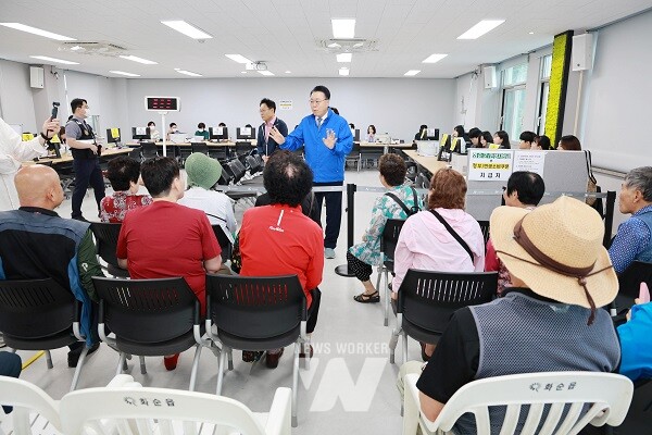 구복규 화순군수가 지난 23일 민생안정지원금 접수처를 방문한 모습