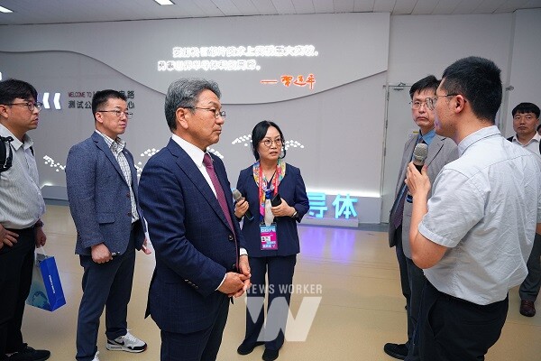 강기정 광주광역시장이 25일(현지시간) 오후 중국 항저우 인공지능컴퓨팅센터를 방문해 센터 관계자로부터 내부 시설을 소개 받고 있다./광주광역시 제공