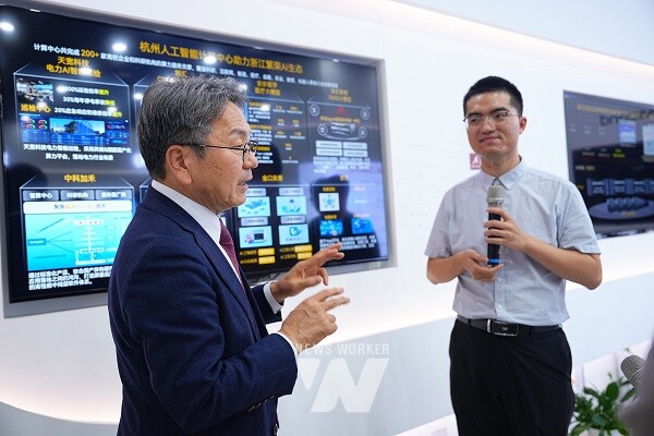 강기정 광주광역시장이 25일(현지시간) 오후 중국 항저우 인공지능컴퓨팅센터를 방문해 센터 관계자로부터 내부 시설을 소개 받고 있다./광주광역시 제공