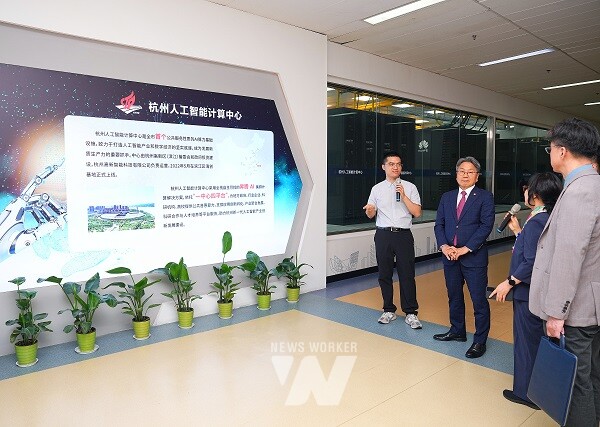 강기정 광주광역시장이 25일(현지시간) 오후 중국 항저우 인공지능컴퓨팅센터를 방문해 센터 관계자로부터 내부 시설을 소개 받고 있다./광주광역시 제공
