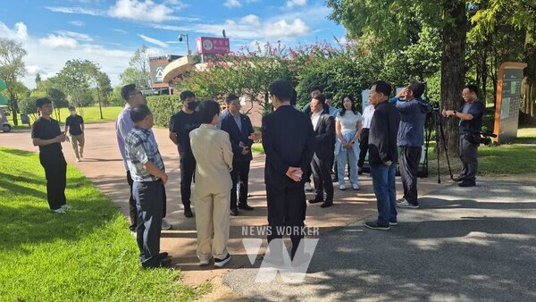 여수MBC 순천이전 반대 범시민대책위원회는 26일 순천시를 방문해 순천시 관계자에게 여수MBC 순천이전 반대 항의서한을 전달했다.