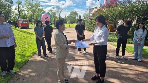 여수MBC 순천이전 반대 범시민대책위원회는 26일 순천시를 방문해 순천시 관계자에게 여수MBC 순천이전 반대 항의서한을 전달했다.