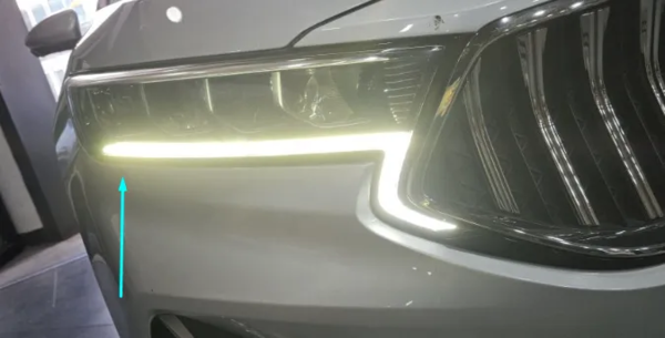 주간주행등이 황변된 모습 [사진=클리앙 캡처]