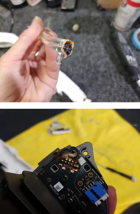 헤드라이트를 분해한 모습 [사진=클리앙 캡처]