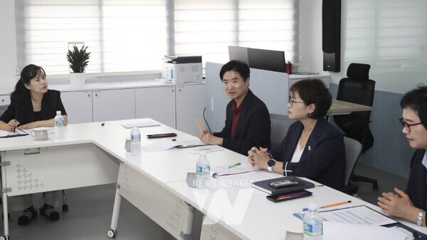 김대중 전남교육감과 장성백암중 교육가족들이 장성 ‘의(義) 교육’ 운영 방향을 논의하고 있다.