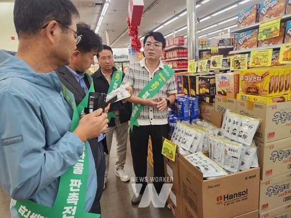 순천시 농특산물 수출업체 관계자들이 미국 LA 시온마켓 판촉 행사장에서 농가공식품을 적극 홍보하고 있다