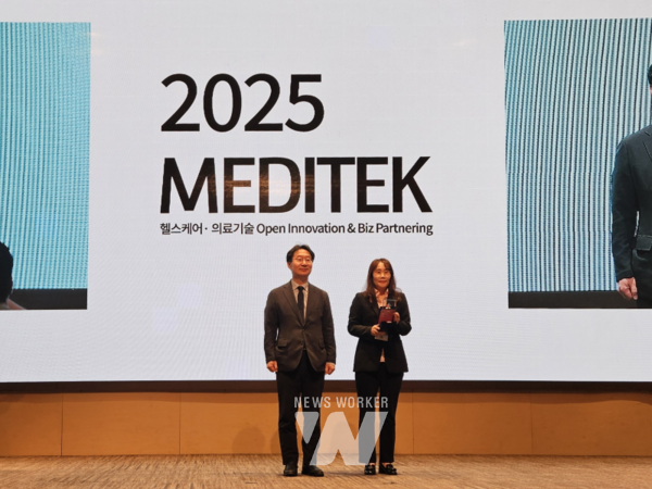  시상식 (좌측부터) 연구개발특구진흥재단 정희권 이사장, 한국광기술원 안선희 센터장