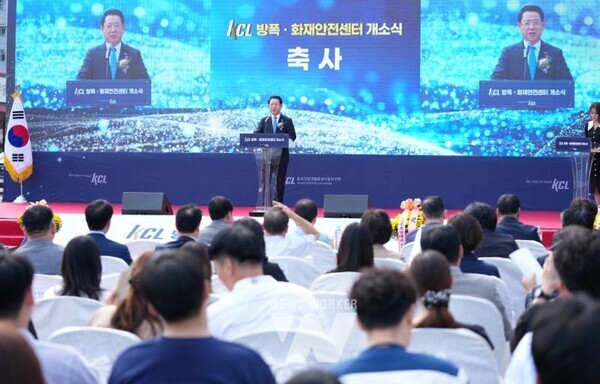 김영록 전라남도지사가 29일 여수 국가산업단지에서 열린 ‘방폭·화재안전 센터 개소식’에 참석해 축사를 하고 있다.