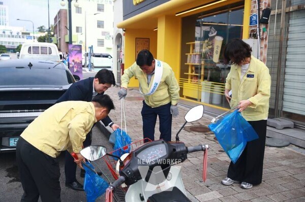 전남 곡성군(군수 조상래)은 29일 오전 10시, 군청 앞 광장과 곡성읍 시가지 일원에서 추석을 앞두고 쾌적한 환경을 조성하기 위한 ‘대한민국 새단장’행사를 개최했다