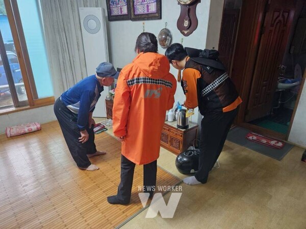 혼자 사는 어르신 가구에 방문해, 화재예방을 위한 점검을 하고 있는 곡성소방서 관계자들