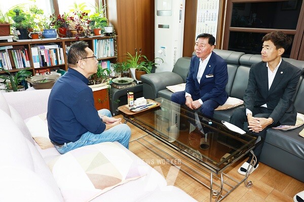 화순군의회,“화순요양원, 삼성재활전문요양원 방문 위문품 전달, 애로사항 청취 등”