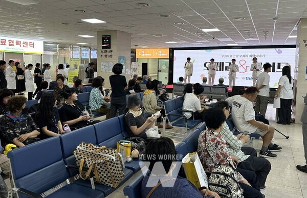 전남대학교병원(병원장 정 신)은 지난 25일 낮 12시30분 병원 1동1층 미디어갤러리 앞에서 종근당·한국메세나협회와 함께 환자와 가족들을 위한 ‘종근당 오페라 희망이야기 – 오페라&콘서트’를 개최했다.