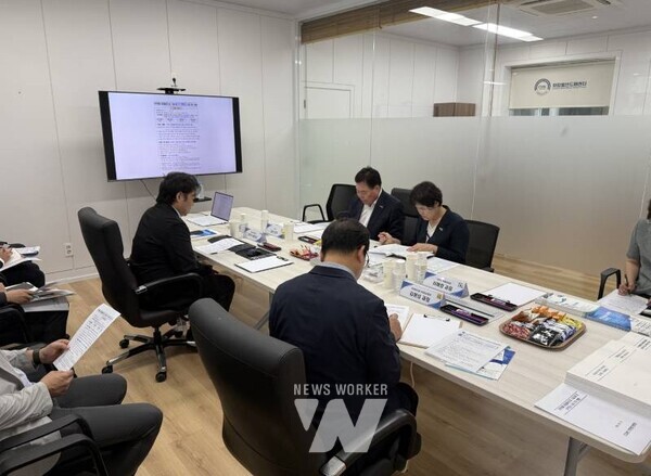 국립목포대학교(총장 송하철) 화합물반도체센터는 지난 15일 화합물반도체센터에서 전라남도·무안군과 함께 ‘지역개발 화합물반도체 기술지원 및 인력양성’ 사업의 추진 상황을 점검하고 중간 성과와 향후 계획을 공유했다