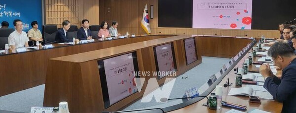 전라남도와 여수·순천 10·19 사건 유족회는 용산 대통령실을 방문해 ‘제77주기 여수·순천 10·19사건 합동추념식’에 대통령이 참석해 줄 것을 요청하는 공동 건의문을 지난 29일 전달했다