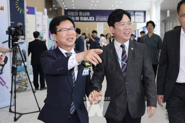 광주시 광산구가 ‘2025년 전국 지방자치단체 일자리대상’에서 2년 연속 최우수상을 받은 가운데, 30일 청주 오스코에서 열린 시상식에 참석한 박병규 광산구청장(왼쪽)이 김영훈 고용노동부 장관에 광산구 일자리정책 홍보관을 소개하고 있다.