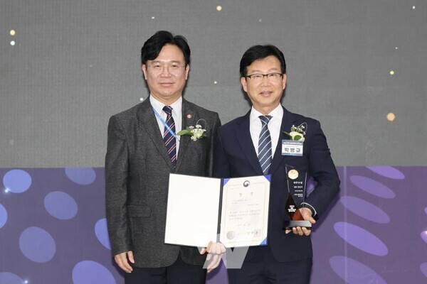 광주시 광산구가 ‘2025년 전국 지방자치단체 일자리대상’에서 2년 연속 최우수상의 영예를 안았다. 30일 청주 오스코에서 열린 시상식에 참석한 박병규 광산구청장(오른쪽)이 상장을 받고, 김영훈 고용노동부 장관(왼쪽)과 기념사진을 촬영하고 있다.