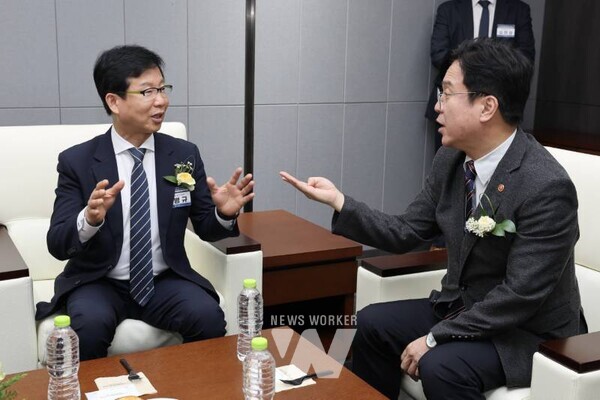 광주시 광산구가 ‘2025년 전국 지방자치단체 일자리대상’에서 2년 연속 최우수상을 수상한 가운데, 30일 청주 오스코에서 열린 시상식에 참석한 박병규 광산구청장(왼쪽)이 행사 전 김영훈 고용노동부 장관과 대화를 나누고 있다.