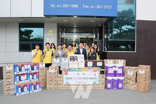 29일 사회복지시설을 방문해 위로와 격려를 건넨 김산 군수