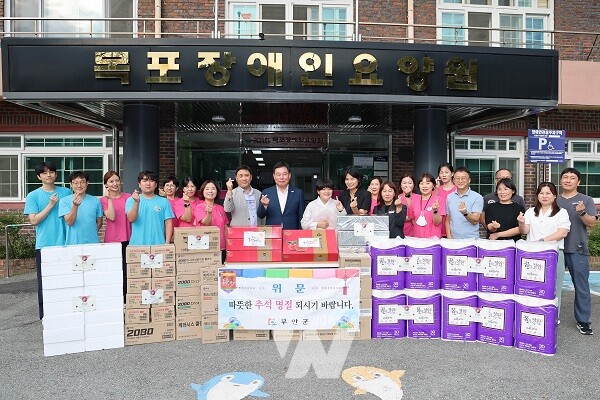 29일 사회복지시설을 방문해 위로와 격려를 건넨 김산 군수