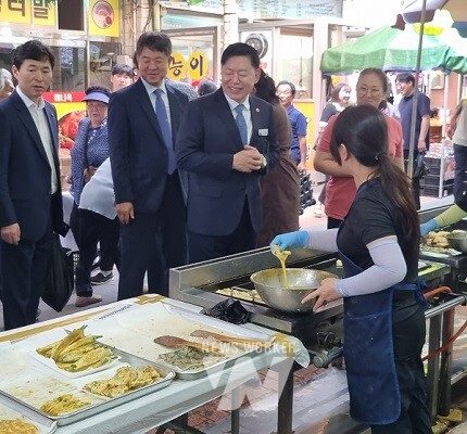 김정희 전라남도의회 교육위원장 ‘순천 전통시장 장보기 행사“