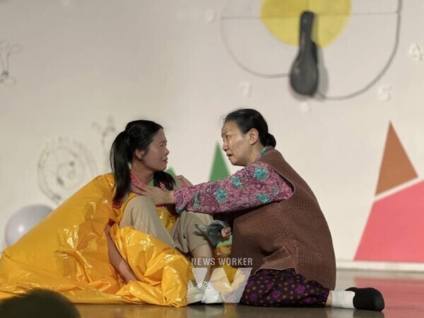 정TREE프로젝트 《어느 날 납작해진 아이와 끝으로 달려가는 할머니》 사진 : 한국문화예술위원회 제공