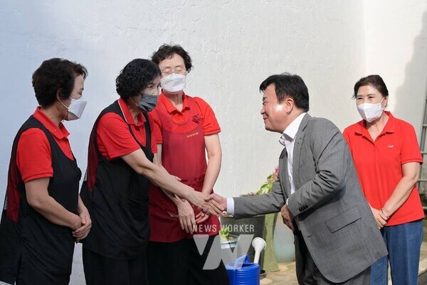 정기명 여수시장이 추석을 맞아 지난 9월 29일부터 30일까지 이틀간 관내 사회복지시설을 방문해 위문품을 전달하고 종사자와 입소자들을 격려했다.