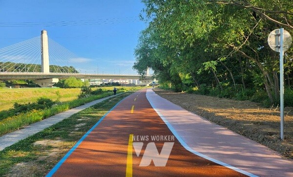 광산구가 풍영정천 하남교부터 영산강 합류점까지 1.9km 자전거도로의 사고 위험을 개선하는 사업을 완료했다.