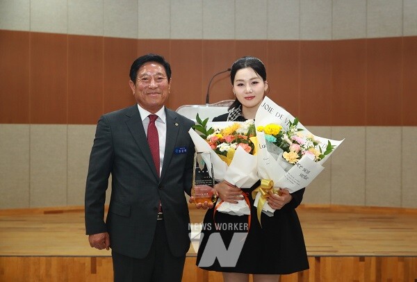 홍보대사 위촉식(좌측부터 조상래 곡성군수, 가수 나영)