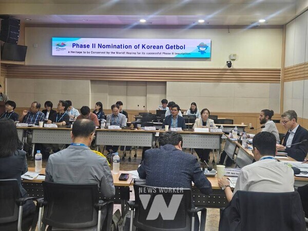 지난 9월 26일 여수시청 회의실에서 국가유산청, 해양수산부, 집필진 등의 사전 브리핑이 진행되고 있다.