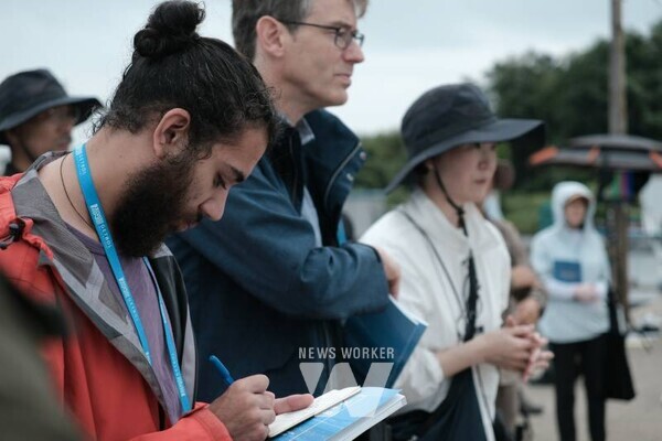 지난 9월 26일 여수시청 회의실에서 국가유산청, 해양수산부, 집필진 등의 사전 브리핑이 진행되고 있다.▲IUCN (가운데)바스티안 베르츠키(Bastian Bertzky)와 (좌)테레스 싱 베인스(Taras Singh Bains)가 여자도와 봉전리 갯벌에서 현장 브리핑을 듣고 있다.