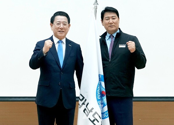 전라남도 제106회 전국체전 참가 선수단 결단식이 2일 오후 도청 왕인실에서 열린 가운데 김영록 전라남도지사가 송진호 단장(전남도체육회장)에게 선수단기를 수여하고 있다