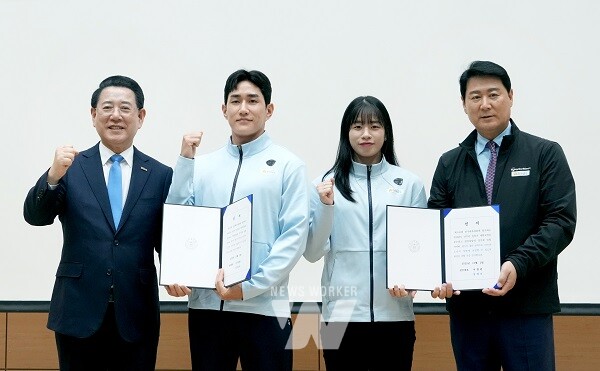 전라남도 제106회 전국체전 참가 선수단 결단식이 2일 오후 도청 왕인실에서 열린 가운데 김영록 전라남도지사가 선수대표들과 파이팅을 하고 있다.