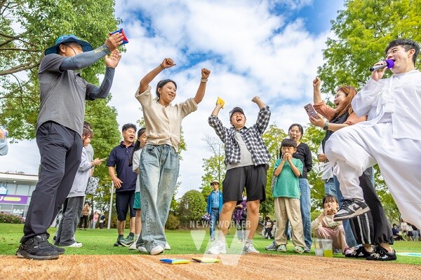 순천만국가정원 동문 편의점 앞에서 딱지치기를 하며 즐거워하는 가족들