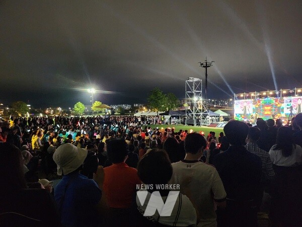 많은 시민과 귀성객들이 오천그린광장에서 열린 추석맞이 문화콘텐츠행사 _한가위드, 오천에 참석해 초대가수 공연을 즐기고 있다