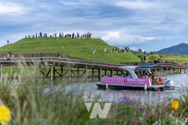 봉화언덕을 오르는 관람객들
