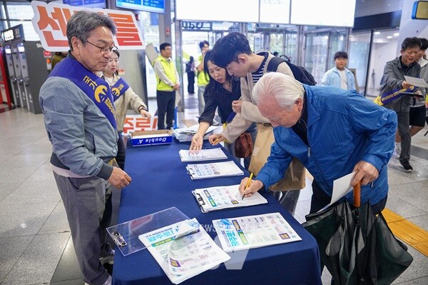 강기정 광주광역시장이 지난3일 오후 서구 유·스퀘어 종합버스터미널에서 귀성객들에게 추석 명절 인사를 전하며 국가AI컴퓨팅센터 유치 캠페인을 벌이고 있다./광주광역시 제공