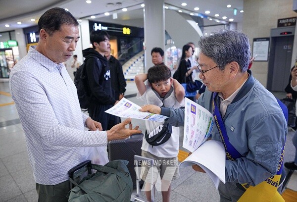 강기정 광주광역시장이 지난3일 오후 서구 유·스퀘어 종합버스터미널에서 귀성객들에게 추석 명절 인사를 전하며 국가AI컴퓨팅센터 유치 캠페인을 벌이고 있다./광주광역시 제공