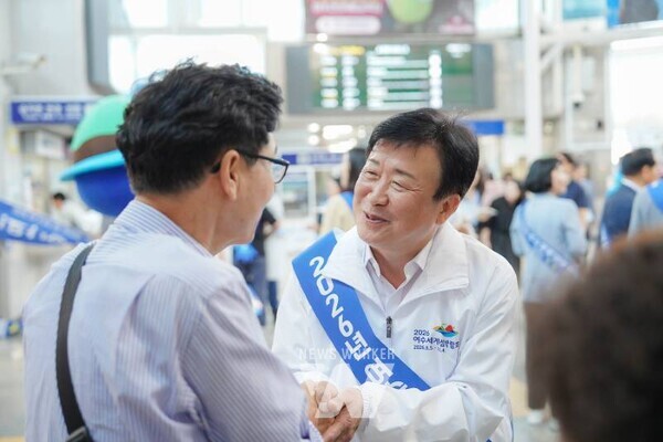 전남 여수시(시장 정기명)는 지난 2일 추석 연휴를 앞두고 여수엑스포역 광장에서 귀성객과 관광객을 대상으로 2026여수세계섬박람회와 고향사랑기부제 홍보 캠페인을 펼쳤다.