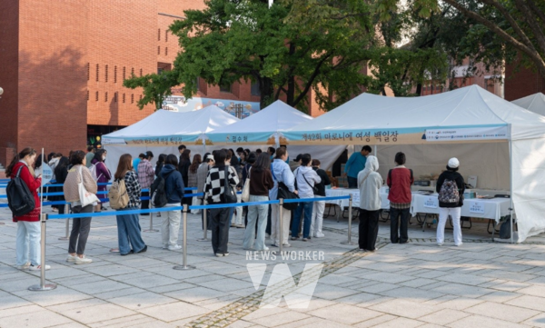 아르코(ARKO)는 여성 문학의 창작저변 확대와 신진문인 발굴을 위해 제43회 마로니에여성백일장을 오는 29일(수) 오전 10시부터 서울 종로구 마로니에 공원 일대에서 개최한다.