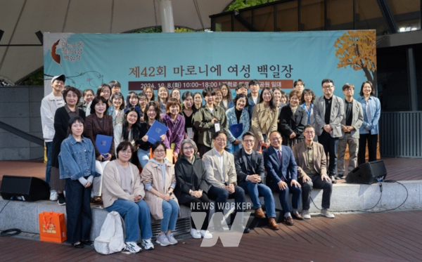아르코(ARKO)는 여성 문학의 창작저변 확대와 신진문인 발굴을 위해 제43회 마로니에여성백일장을 오는 29일(수) 오전 10시부터 서울 종로구 마로니에 공원 일대에서 개최한다.