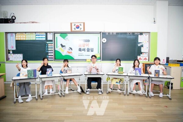 무안행복초등학교 독서동아리 ‘호랑이 독서클럽’ 학생들이 추천하는 책을 들고 기념사진 촬영을 하고 있다.