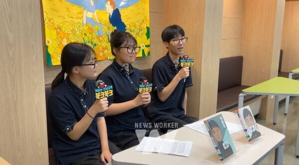 해룡고등학교 독서동아리 ‘독서해봄’ 팀이 북크북크 방송을 진행하고 있다.