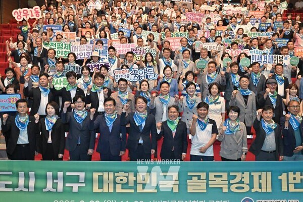광주시 서구(구청장 김이강)는 ‘2025년 상반기 적극행정 우수사례 경진대회’에서 ▲‘골목경제119 프로젝트(서구소상공인경영지원센터)’와 ▲‘보행취약계층을 위한 안전한 보행환경 조성(이옥주 상무2동 마을자치팀장)’ 사례가 최우수 사례로 선정됐다