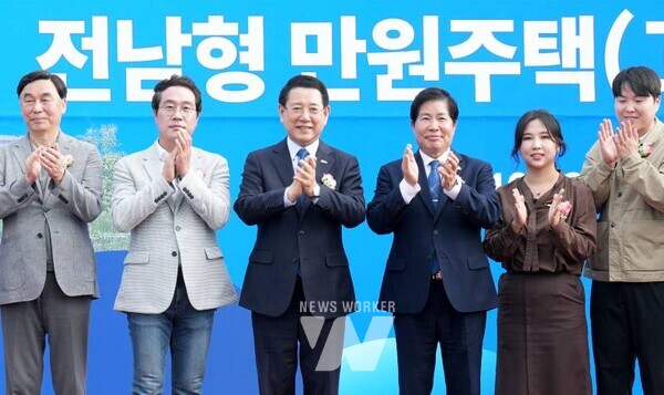 김영록 전라남도지사가 13일 고흥읍 성산리 전남형 만원주택 사업부지에서 열린 ‘전남형 만원주택’ 기공식에서 주요내빈들과 기념촬영을 하고 있다.