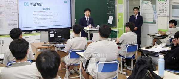 김대중 전라남도교육감이 13일 목포고등학교 3학년 교실을 찾아 수능을 앞둔 수험생들에게 격려의 말을 전하고 있다.