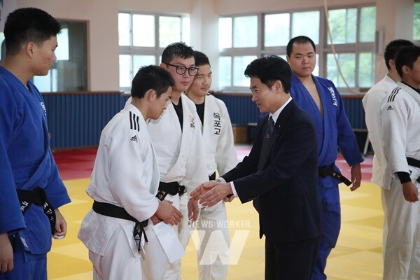 김대중 전라남도교육감이 13일 목포고등학교 체육관에서 ‘제106회 전국체육대회’를 준비 중인 유도부 학생선수들을 격려하고 있다.