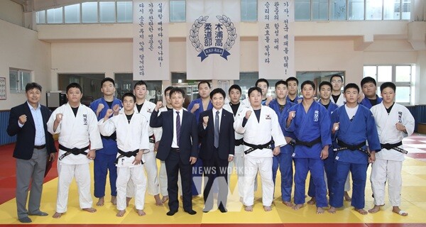 김대중 전라남도교육감과 목포고 유도부 학생선수, 관계자들이 파이팅을 외치며 기념사진 촬영을 하고 있다.