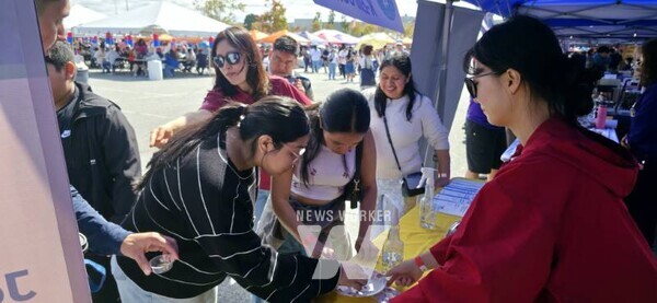 애틀랜타 코리안페스티벌에 참가한 관람객들이 ‘K-에듀센터’ 부스를 찾아 태극기 타투 체험을 즐기고 있다.