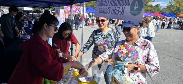 애틀랜타 코리안페스티벌에 참가한 관람객들이 ‘K-에듀센터’ 부스를 찾아 태극기 타투 체험을 즐기고 있다.